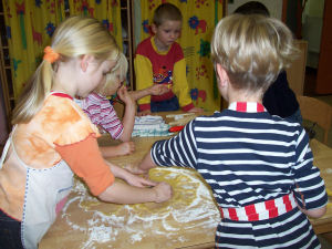 Pltzchenbacken im Kindergarten Kunterbunt am 05. Dezember 2006